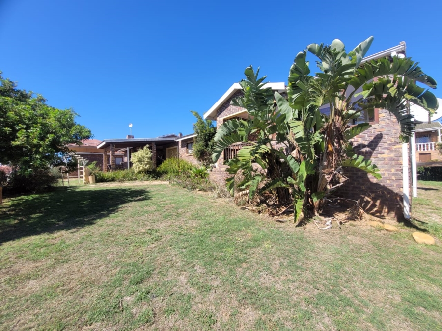 To Let 4 Bedroom Property for Rent in Wavecrest Eastern Cape